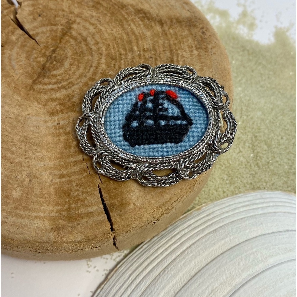 Gorgeous Vintage Handmade Needlepoint Brooch & Pendant - Picture 5 of 7